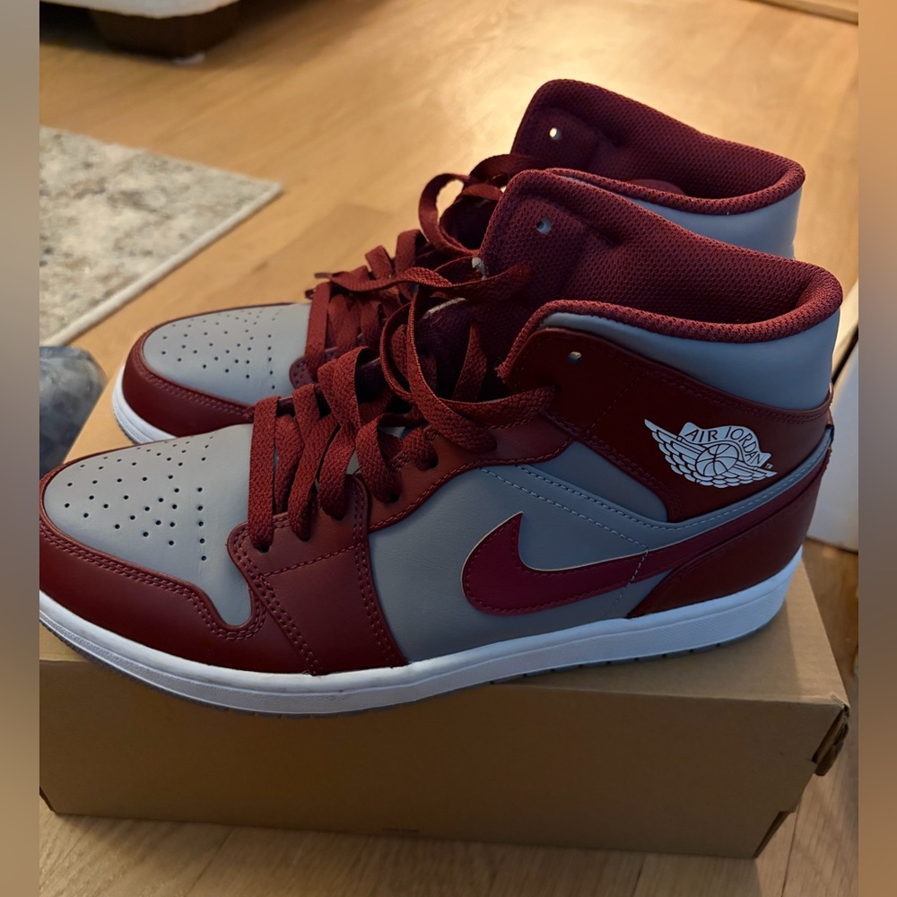 Air Jordan 1 Mid 'Cherrywood Red